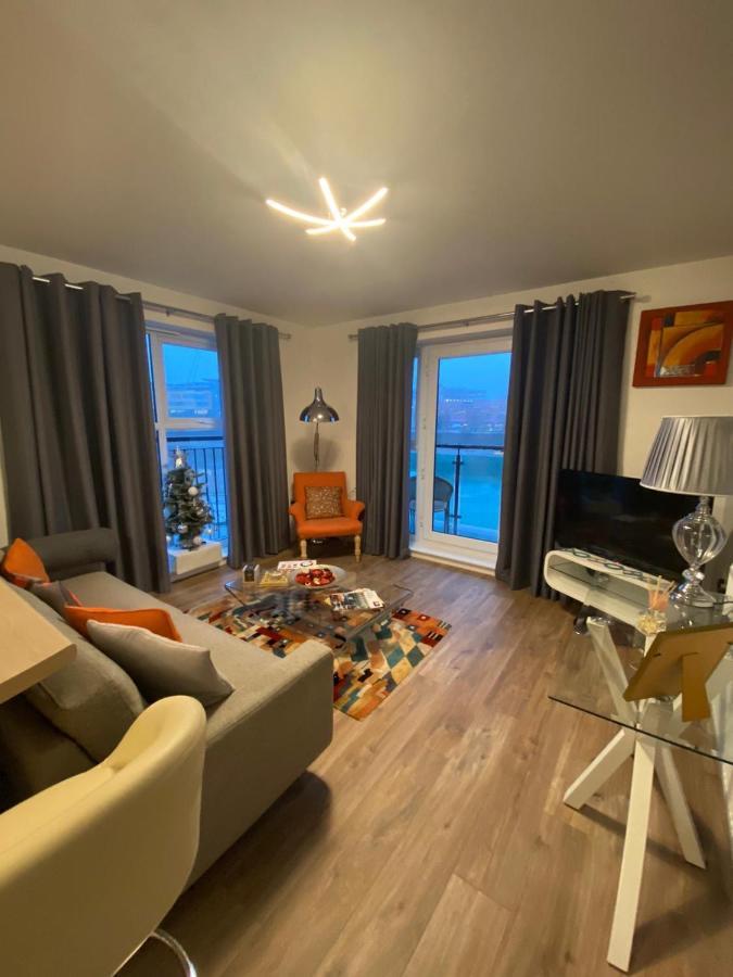 Luxury Riverside 2 Bedroomed Apartment With Balcony นิวพอร์ต ภายนอก รูปภาพ