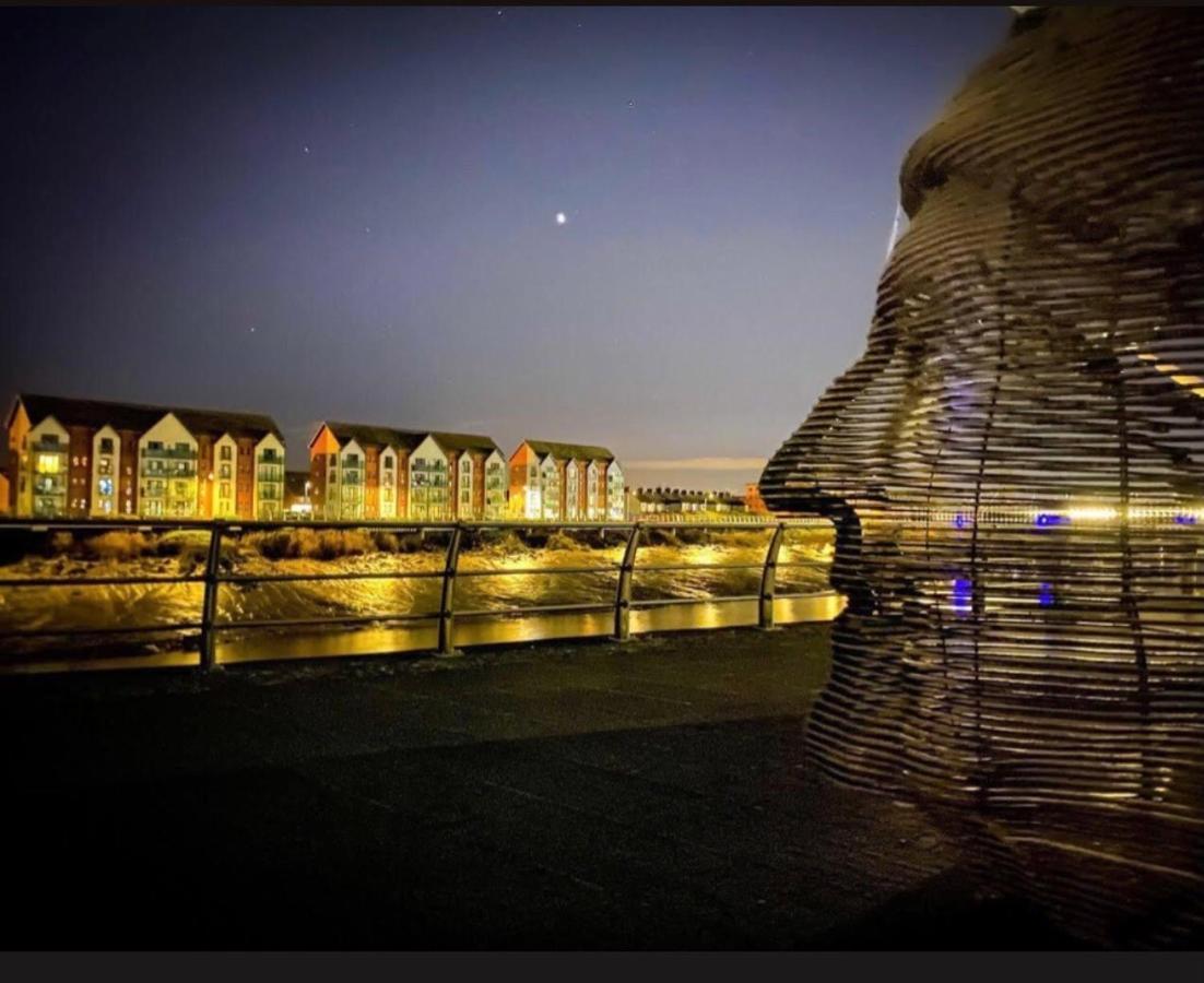 Luxury Riverside 2 Bedroomed Apartment With Balcony นิวพอร์ต ภายนอก รูปภาพ
