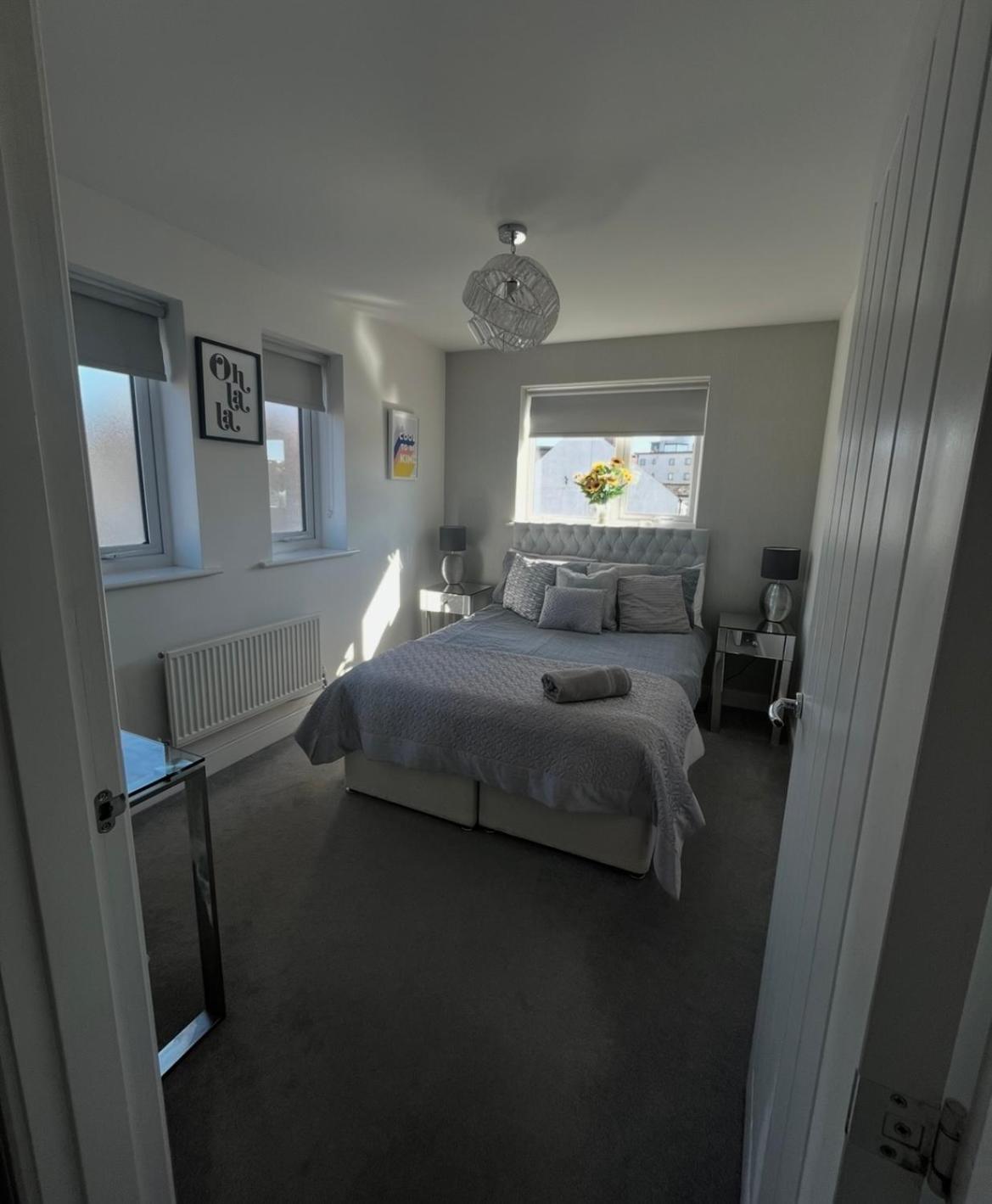 Luxury Riverside 2 Bedroomed Apartment With Balcony นิวพอร์ต ภายนอก รูปภาพ