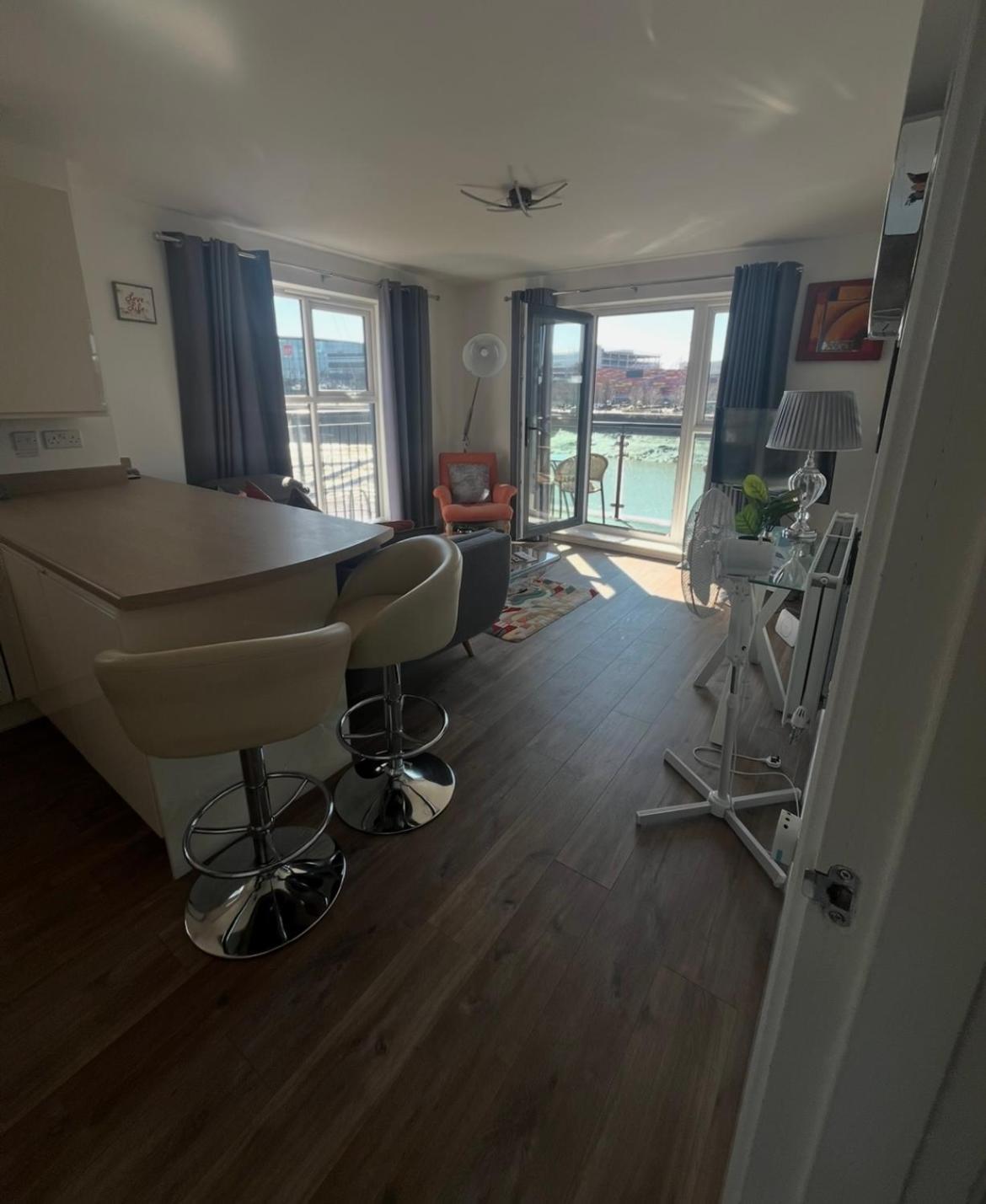 Luxury Riverside 2 Bedroomed Apartment With Balcony นิวพอร์ต ภายนอก รูปภาพ