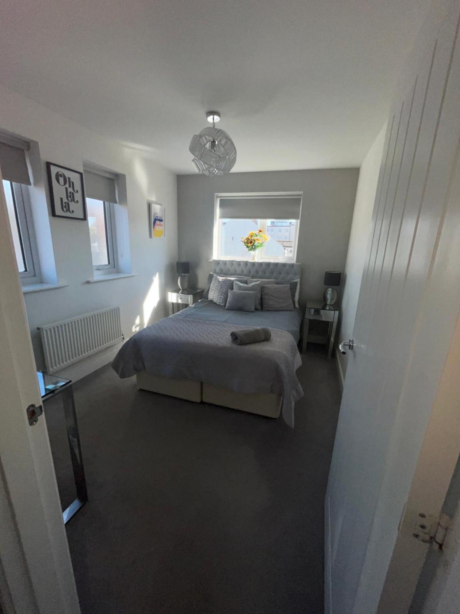 Luxury Riverside 2 Bedroomed Apartment With Balcony นิวพอร์ต ภายนอก รูปภาพ