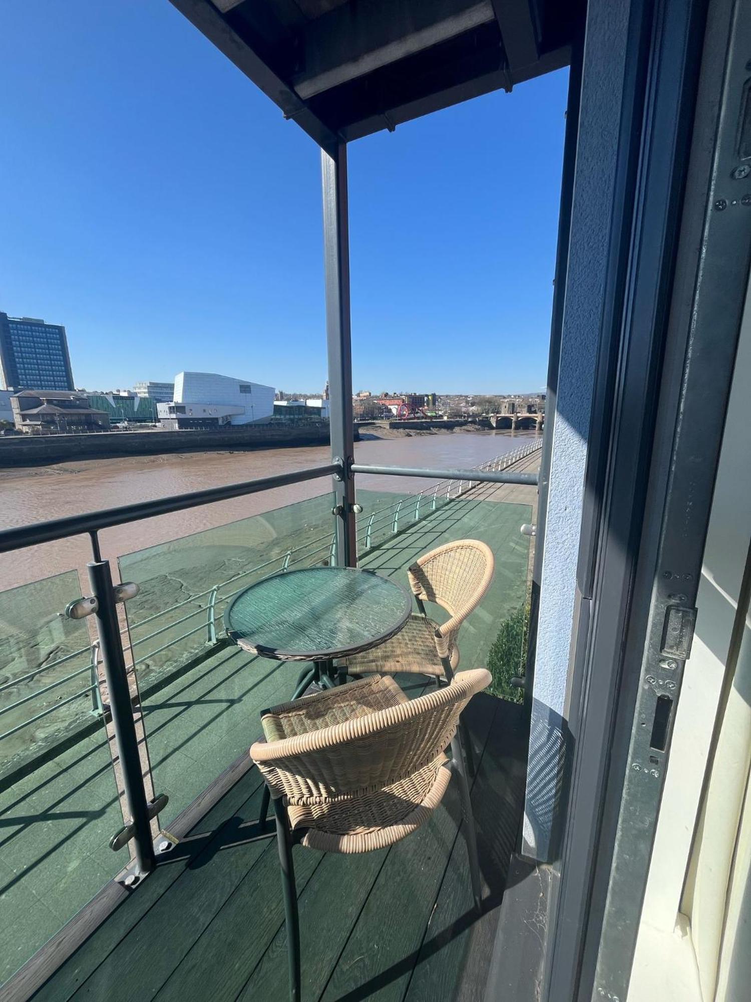 Luxury Riverside 2 Bedroomed Apartment With Balcony นิวพอร์ต ภายนอก รูปภาพ