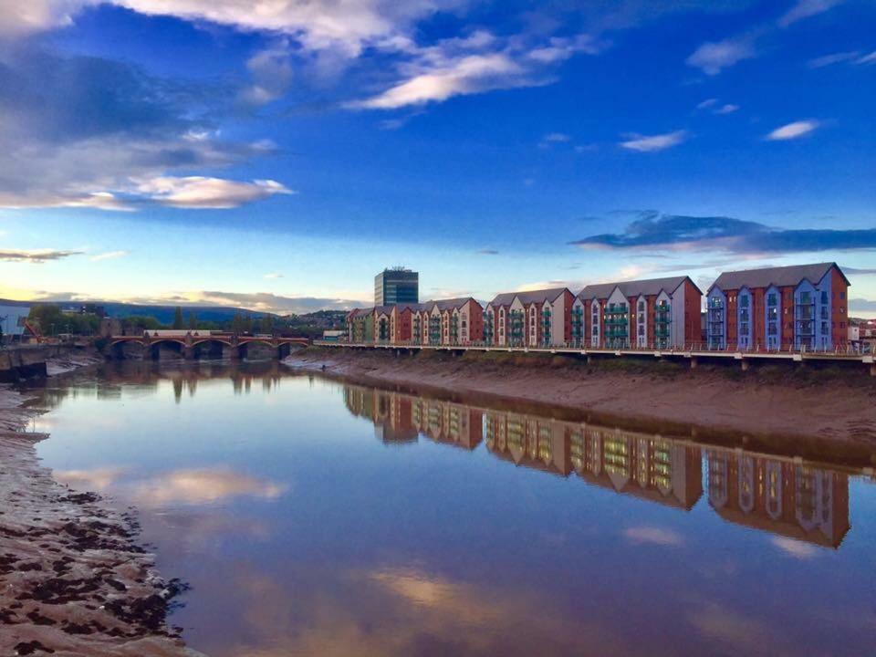 Luxury Riverside 2 Bedroomed Apartment With Balcony นิวพอร์ต ภายนอก รูปภาพ